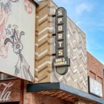 Sports Bar & Lounge gevel met neonbord in Disney Village, Disneyland Paris – zomerprogramma 2026