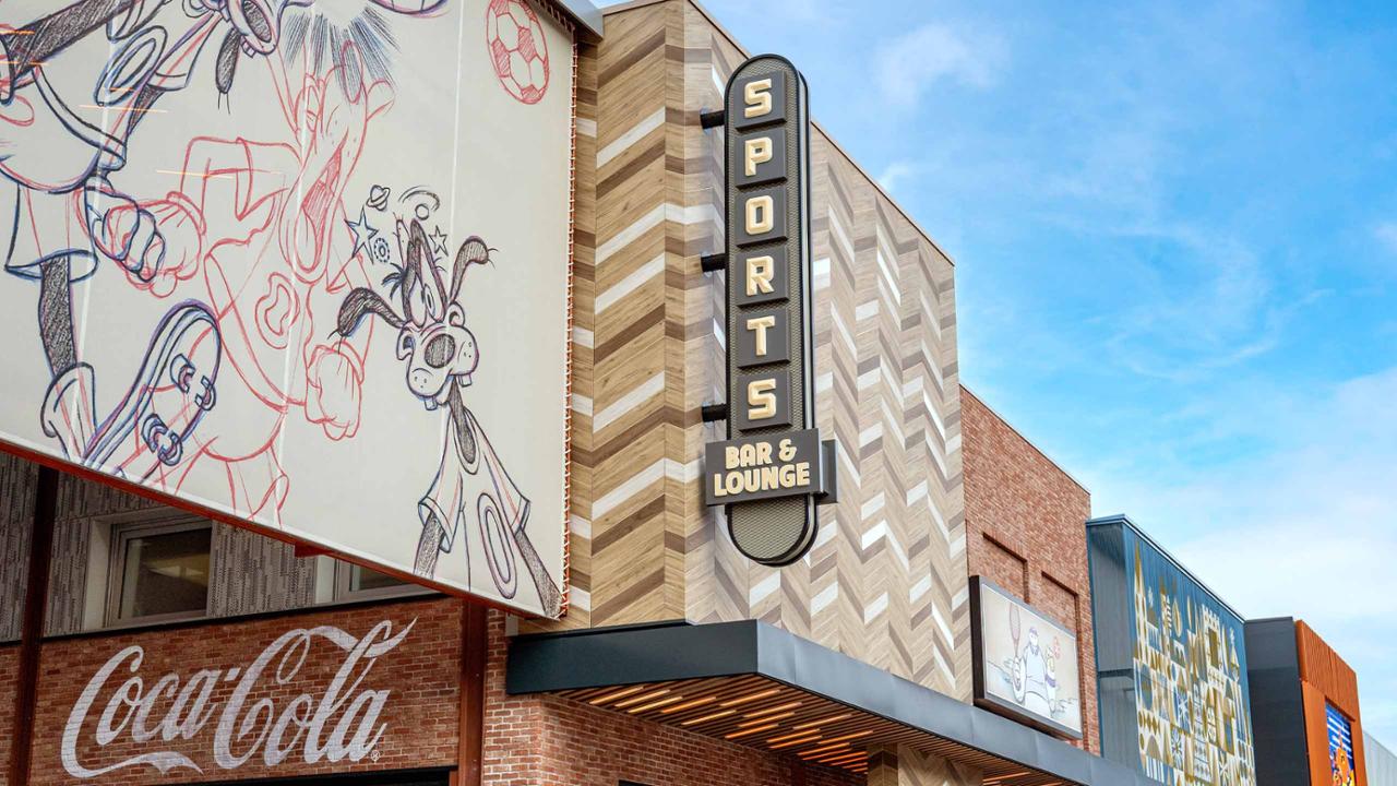 Sports Bar & Lounge gevel met neonbord in Disney Village, Disneyland Paris – zomerprogramma 2026