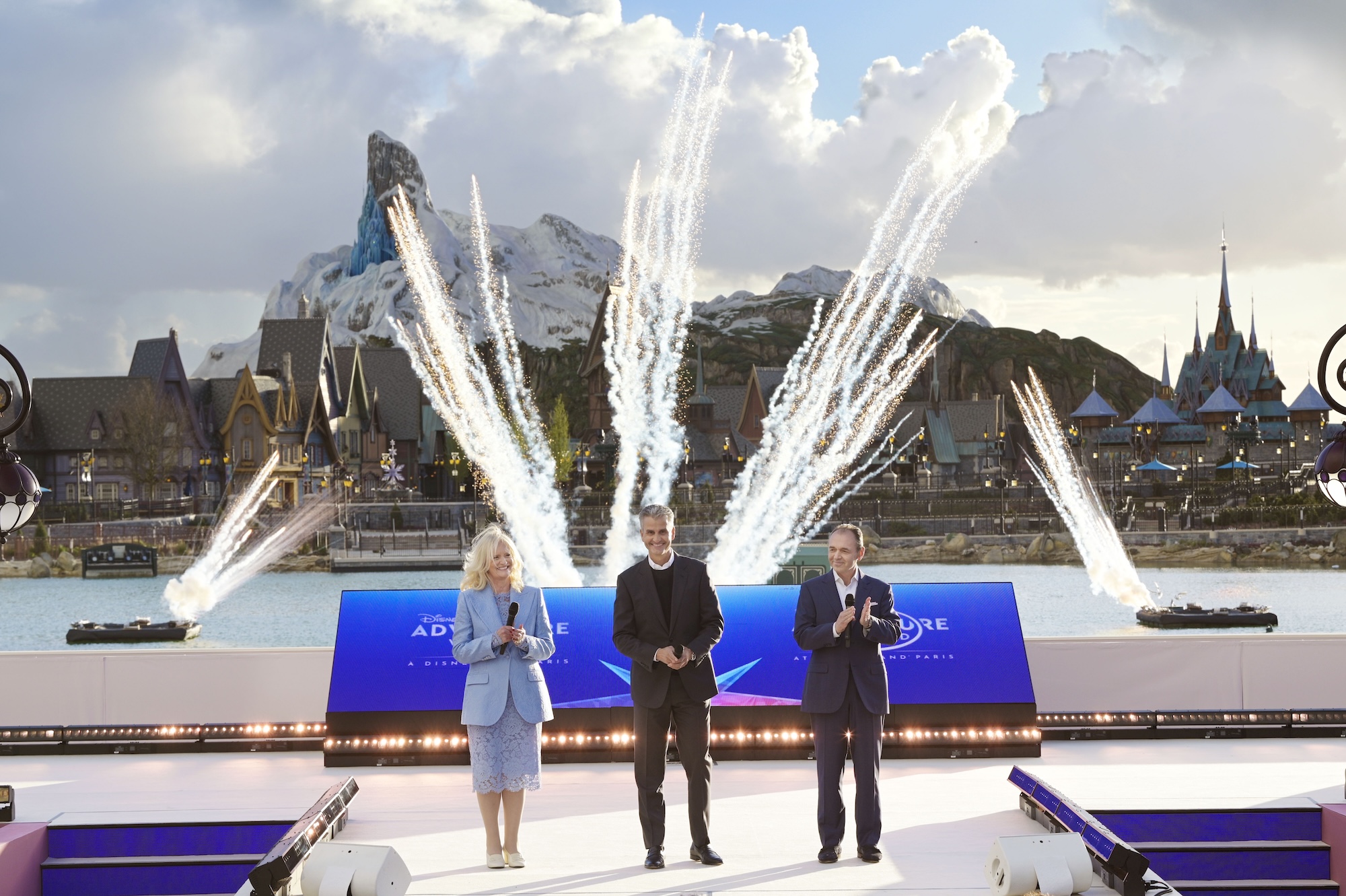 Josh D'Amaro, Natacha Rafalski en Thomas Mazloum bij de inauguratie van Disney Adventure World