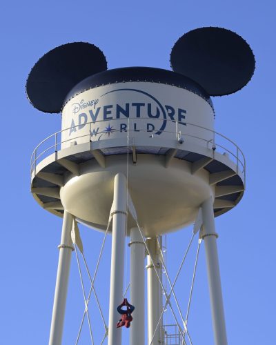 Spider-Man stunt show tijdens de openingsceremonie van Disney Adventure World, Disneyland Paris