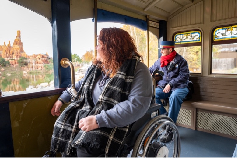Rolstoeltoegankelijke wagon in de Disneyland Railroad