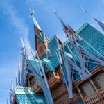Elsa's IJspaleis met turquoise daken en ijsspitsen in World of Frozen, Disneyland Paris