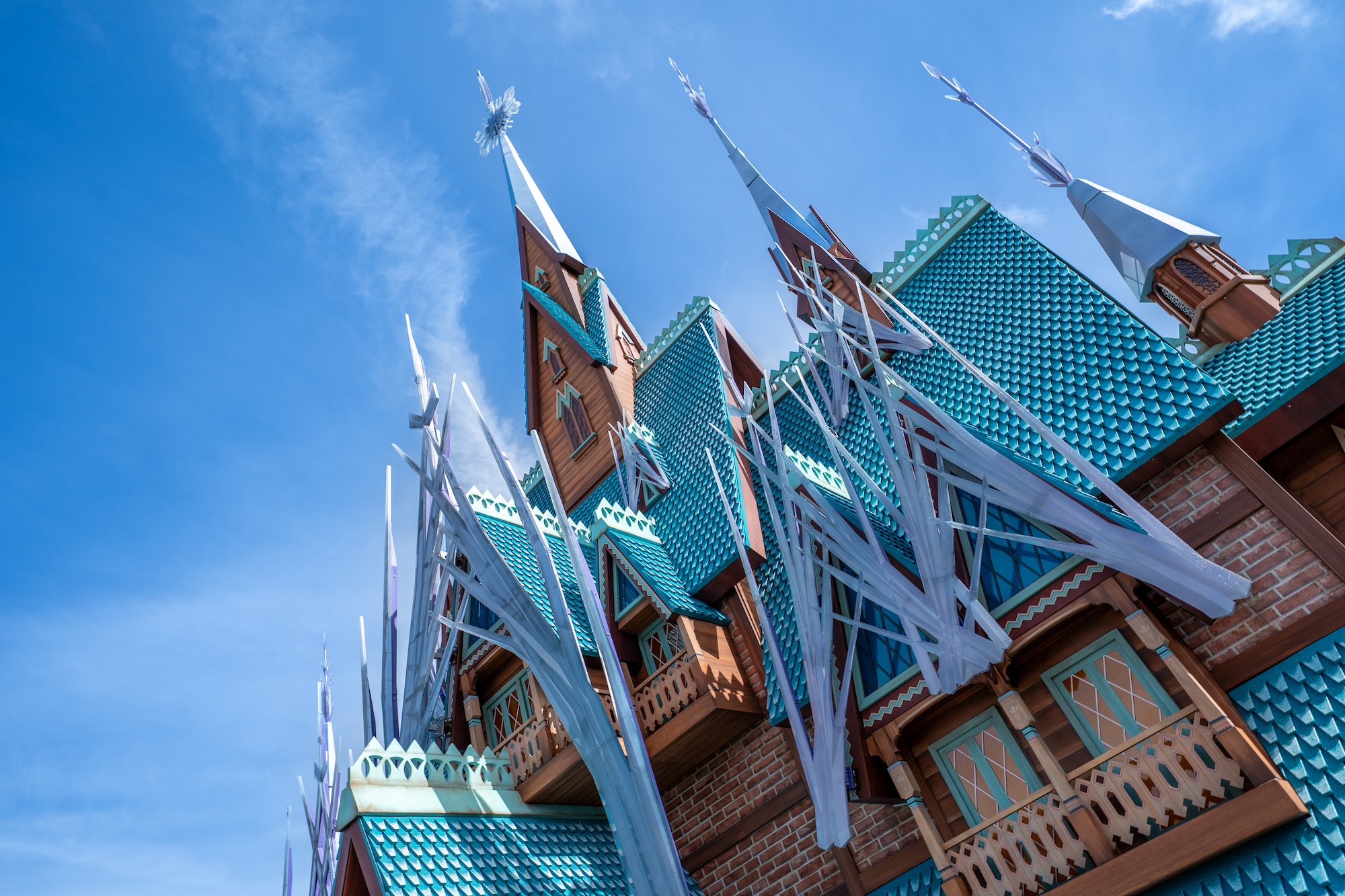 Elsa's IJspaleis met turquoise daken en ijsspitsen in World of Frozen, Disneyland Paris