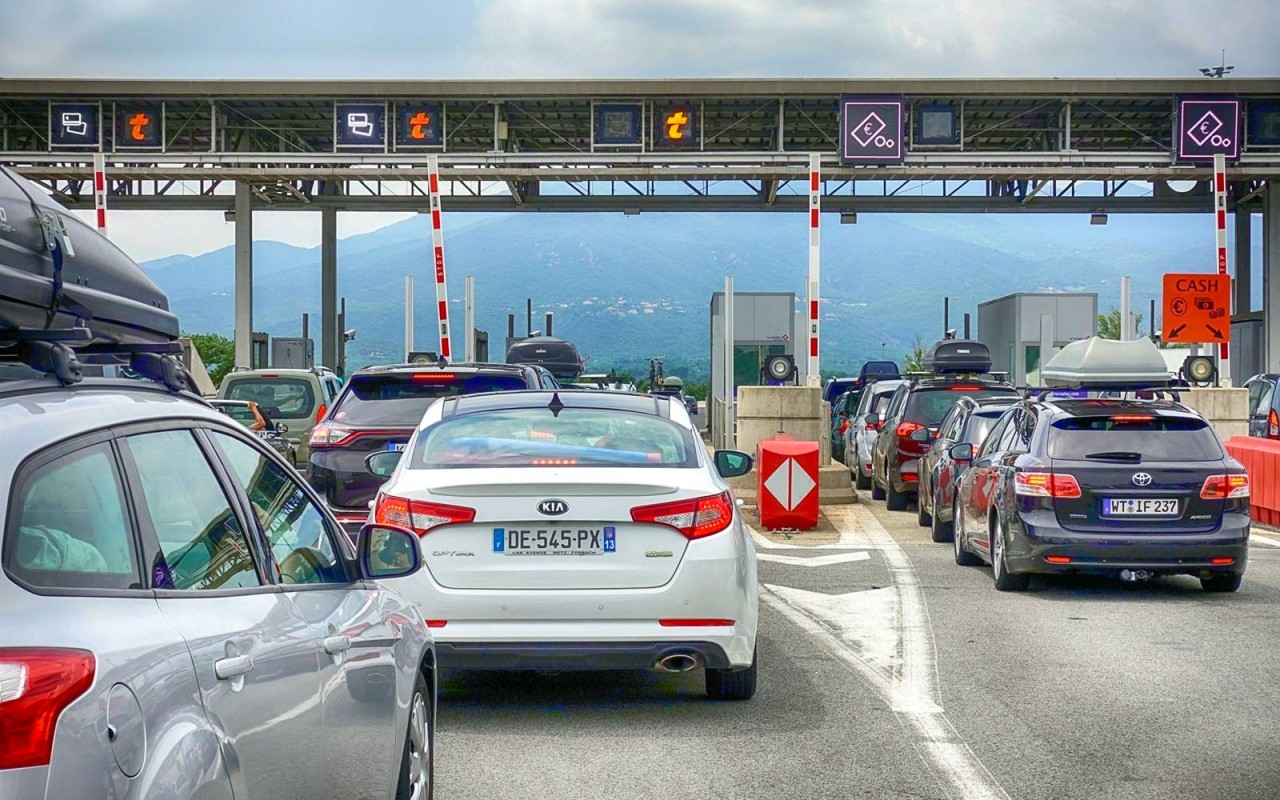 Franse tolweg met Bip&Go tolbadge voor vlot doorrijden via flux libre