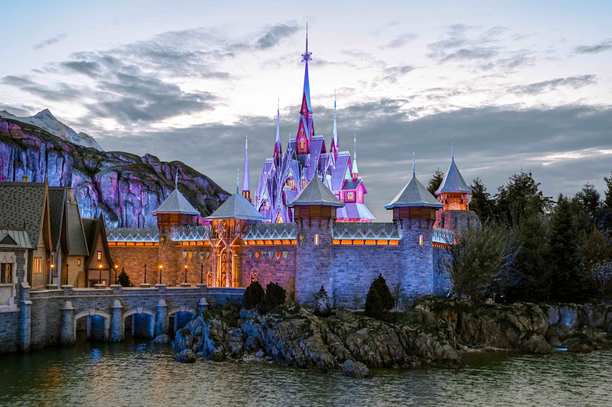 Het voltooide Arendelle Castle in World of Frozen - Disney Adventure World