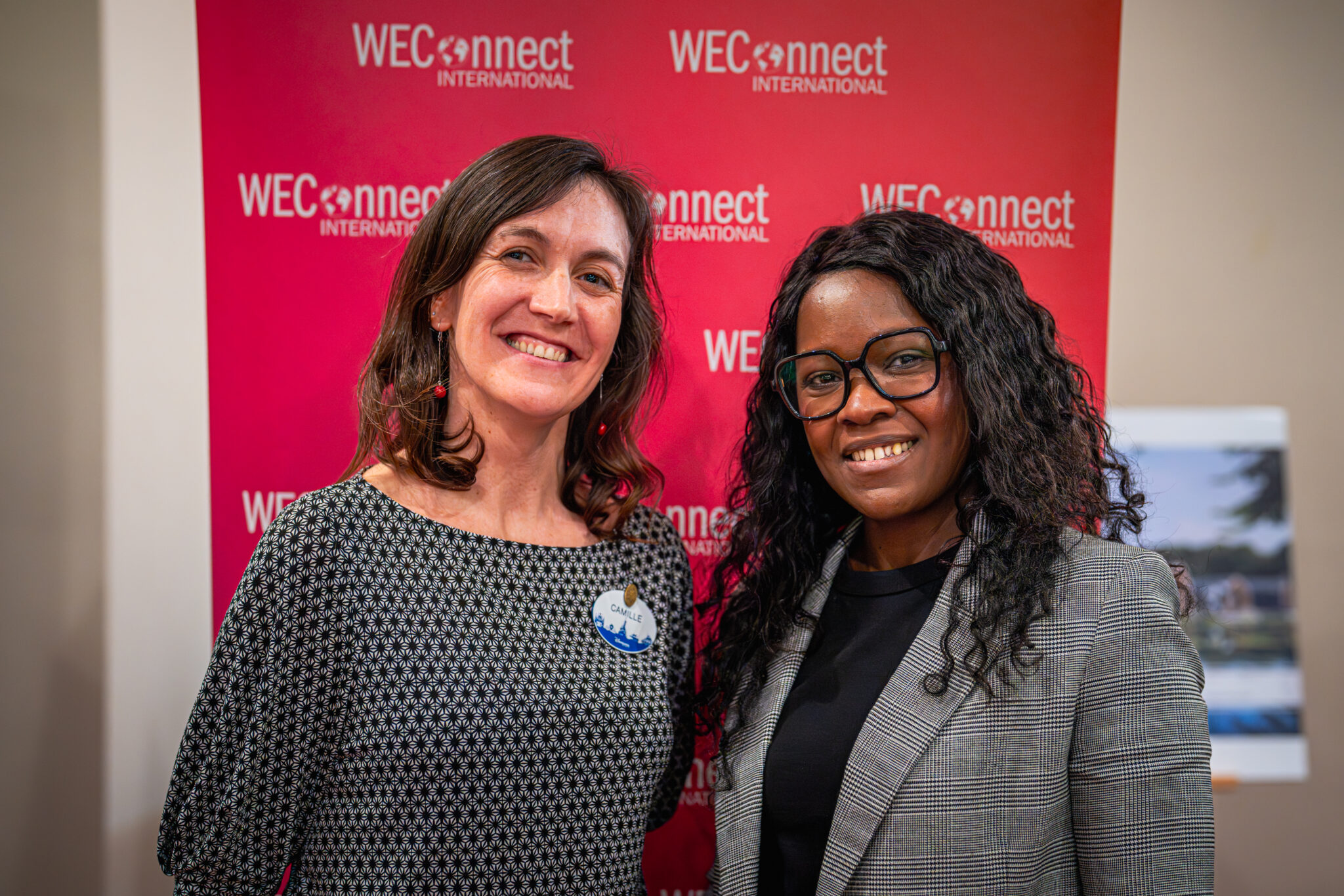 Disneyland Paris Cast Members en vrouwelijke ondernemers bij het kick-off event van het WEConnect mentorprogramma