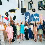 Twee deelneemsters van het Disneyland Paris WEConnect International mentorschap programma