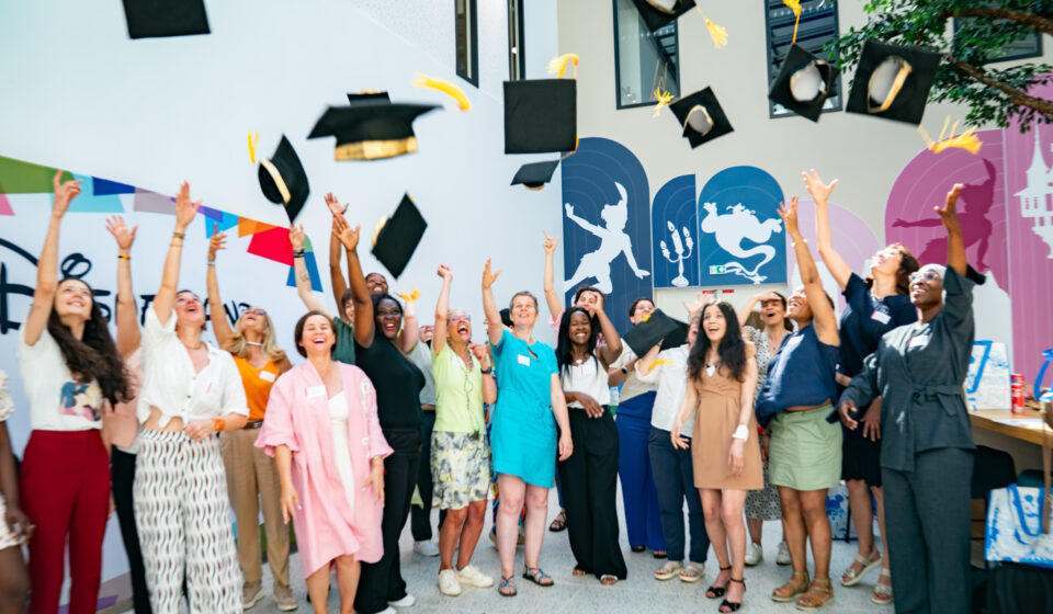 Twee deelneemsters van het Disneyland Paris WEConnect International mentorschap programma