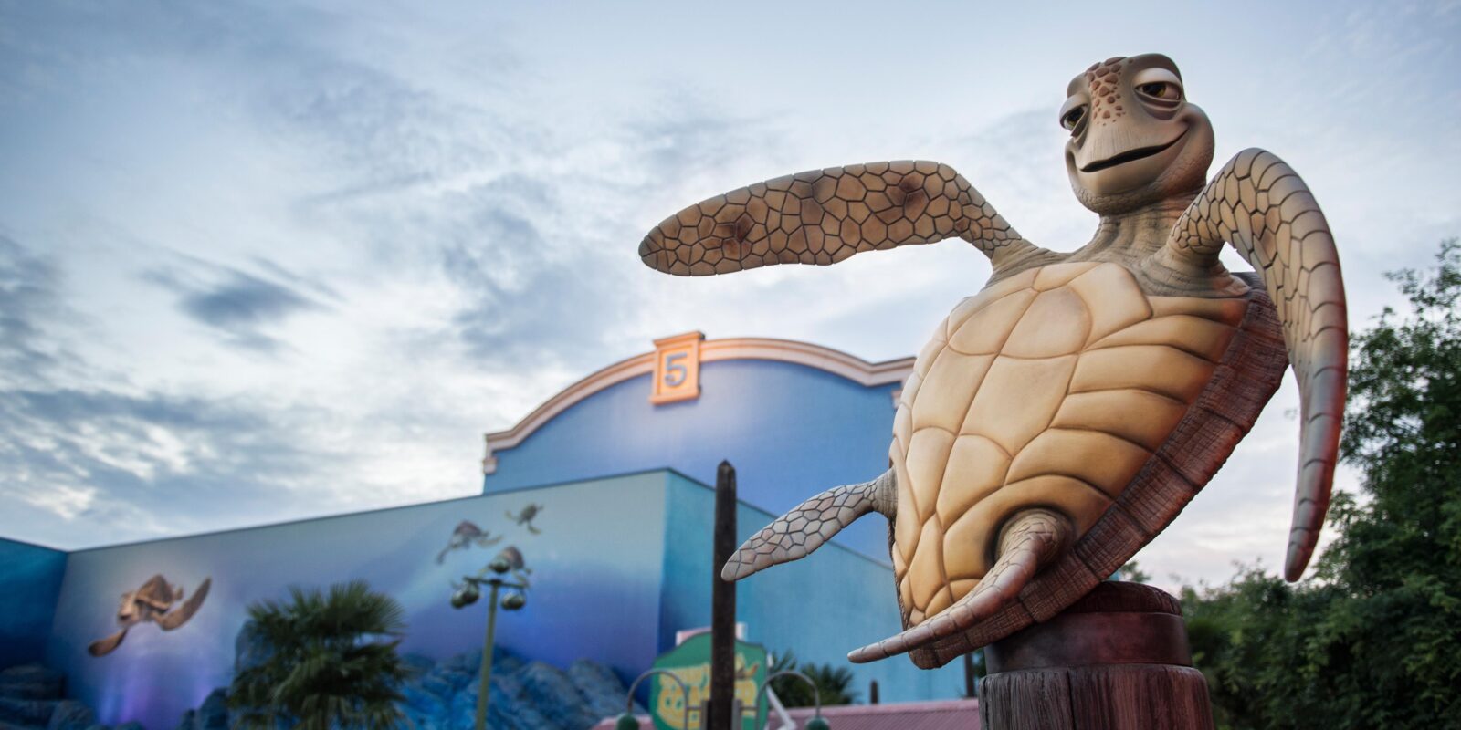 Crush's Coaster in Disney Adventure World, Disneyland Parijs — sluit september 2026 voor revisie