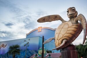Crush's Coaster in Disney Adventure World, Disneyland Parijs — sluit september 2026 voor revisie