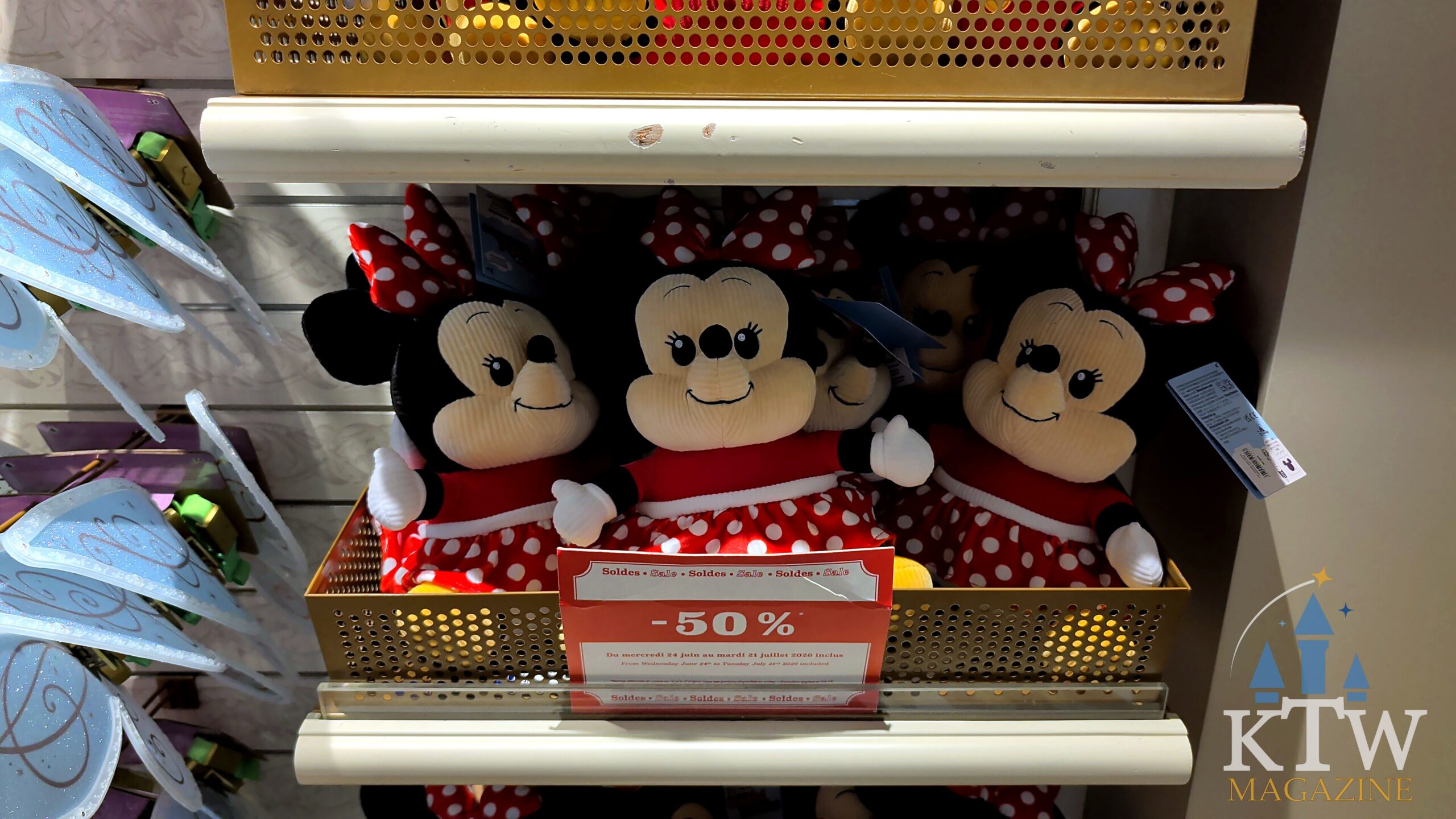Mickey Mouse- en Minnie Mouse-knuffels met kortingsbord in een winkel in Disneyland Parijs