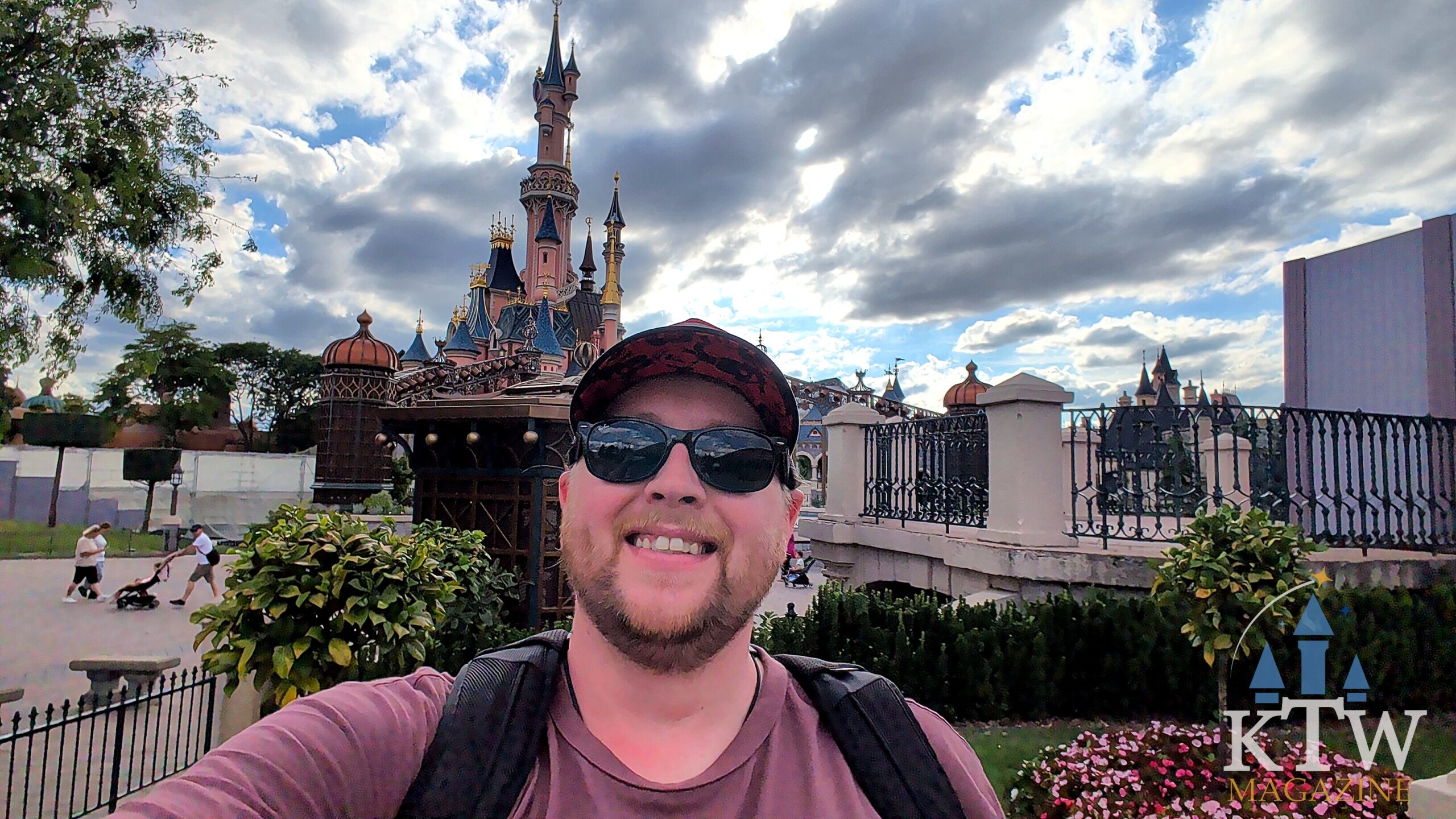Gezin maakt een selfie voor het kasteel tijdens hun eerste bezoek aan Disneyland Parijs