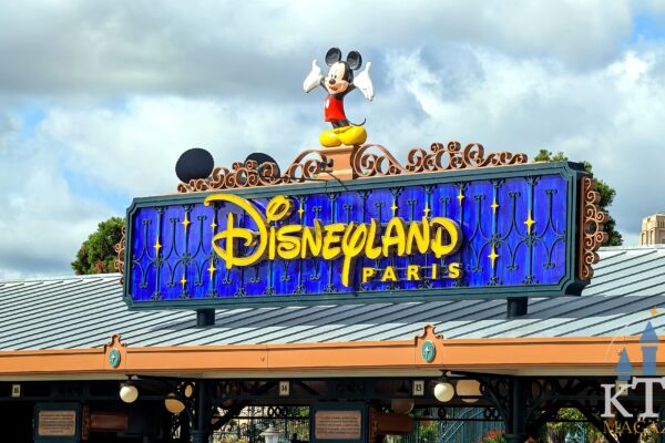 Close-up van het verlichte Disneyland Paris-entreebord met Mickey Mouse boven de ingang