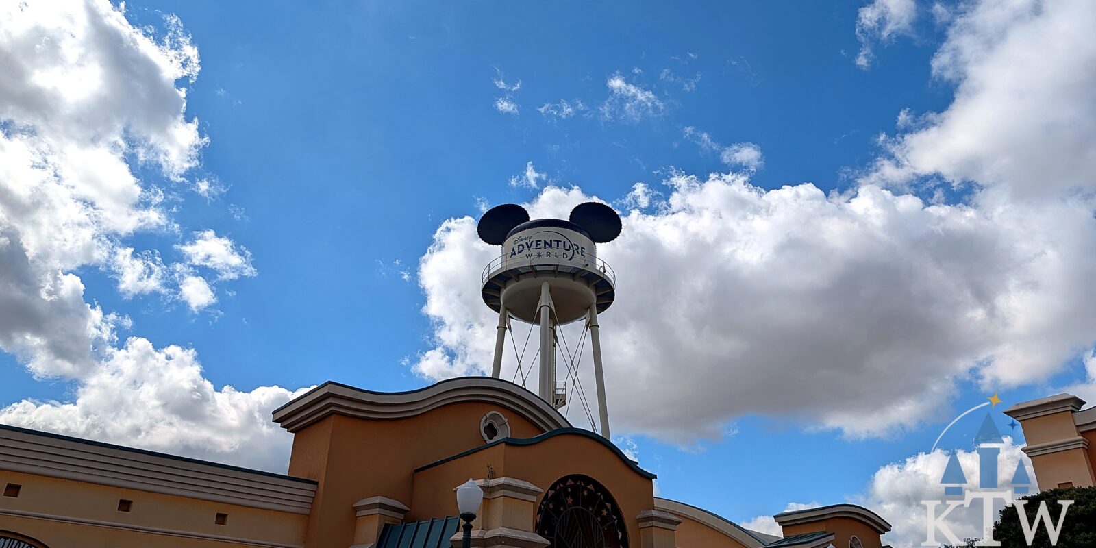 De Mickey-watertoren van Disney Adventure World tegen een blauwe lucht boven de parkentree, Disneyland Parijs
