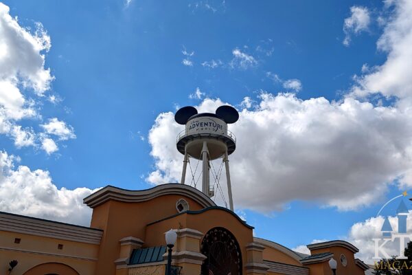 De Mickey-watertoren van Disney Adventure World tegen een blauwe lucht boven de parkentree, Disneyland Parijs