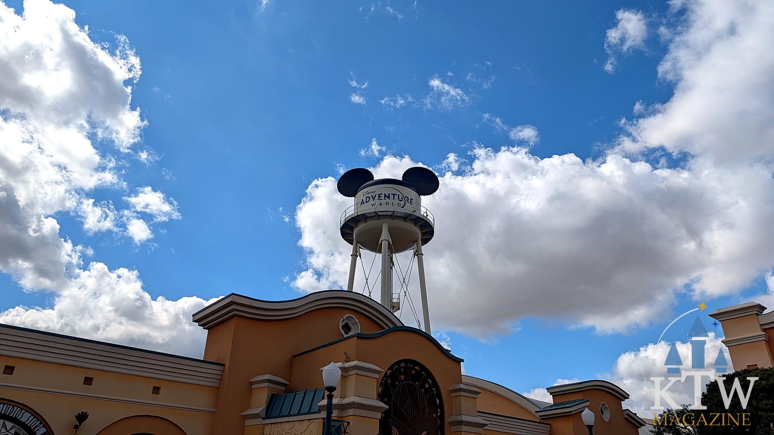 De Mickey-watertoren van Disney Adventure World tegen een blauwe lucht boven de parkentree, Disneyland Parijs