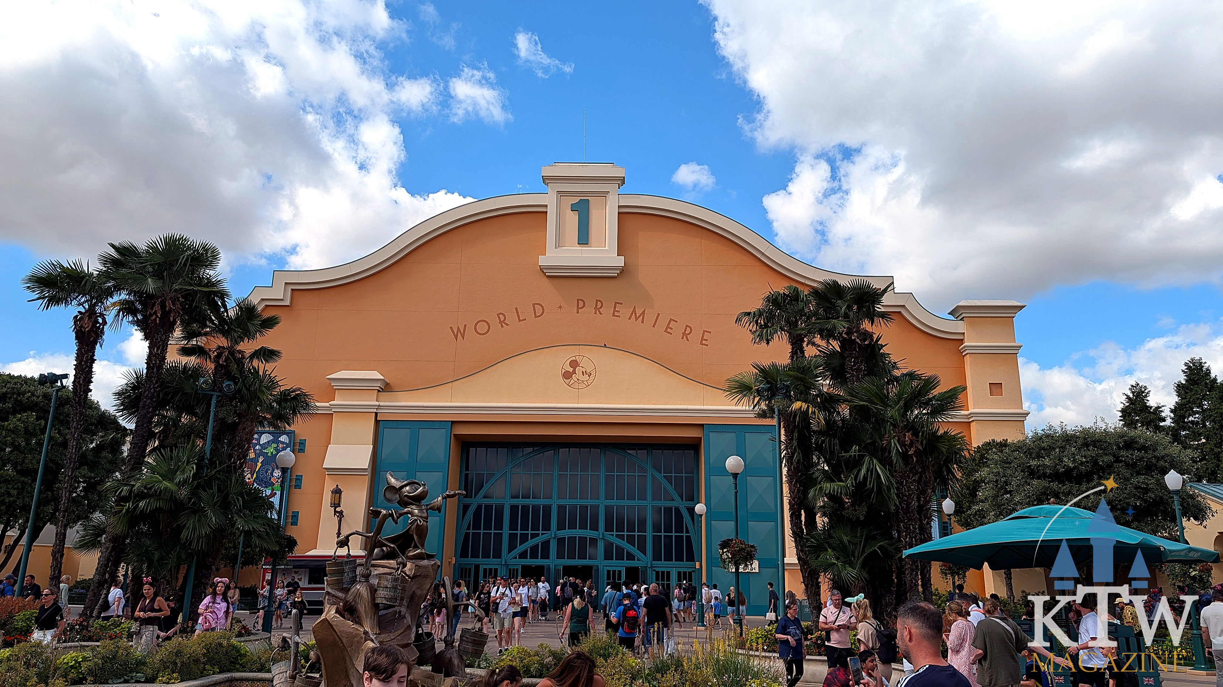 Entree van Disney Adventure World waar de Princess Cavalcade sinds 24 juli 2026 langsrijdt, Disneyland Parijs