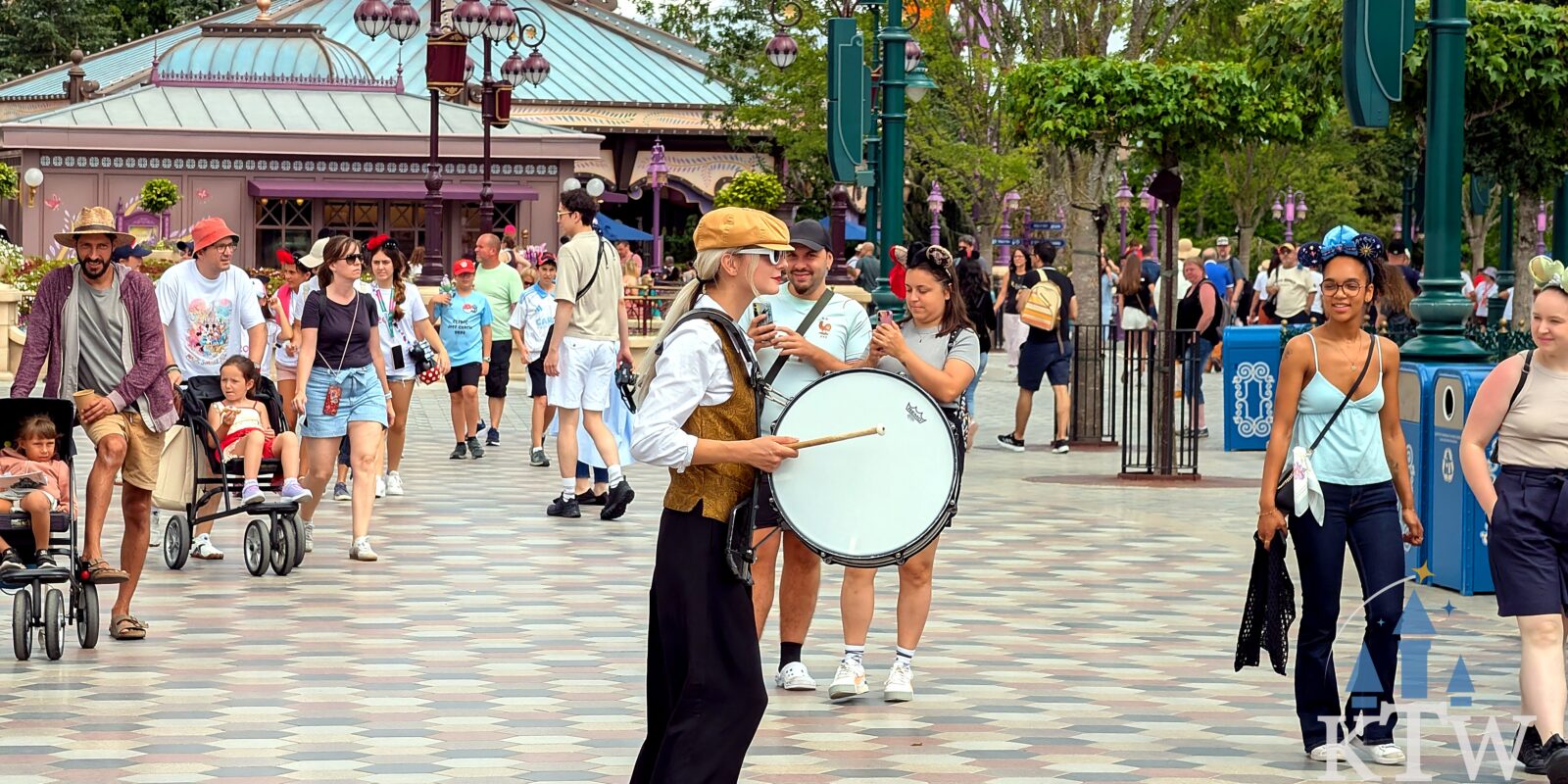 Main Street, U.S.A. bij de ingang van Disneyland Park, waar je een kinderwagen of rolstoel kunt huren bij Town Square Terrace