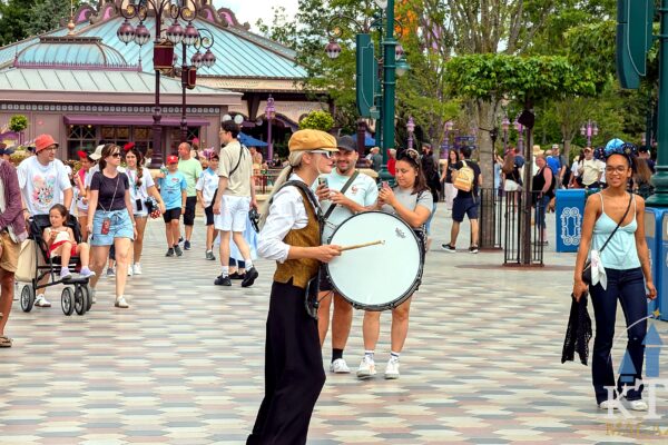 Main Street, U.S.A. bij de ingang van Disneyland Park, waar je een kinderwagen of rolstoel kunt huren bij Town Square Terrace