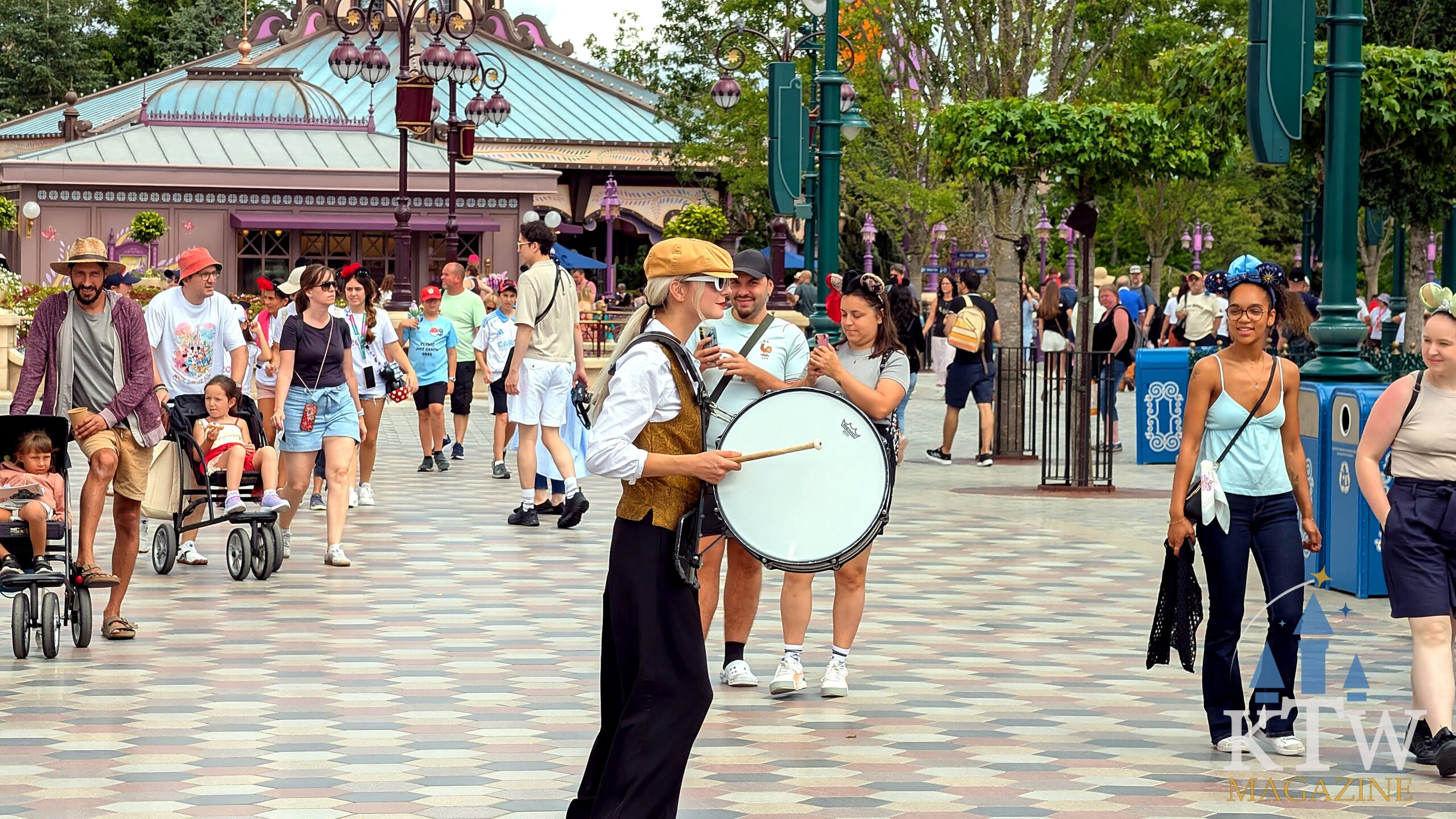 Straatmuzikant vermaakt bezoekers op Main Street U.S.A. in Disneyland Parijs