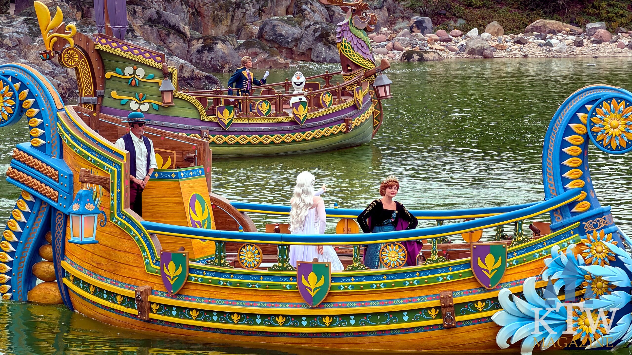 Anna legt haar arm om Elsa terwijl ze samen op de boot staan in Disneyland Paris