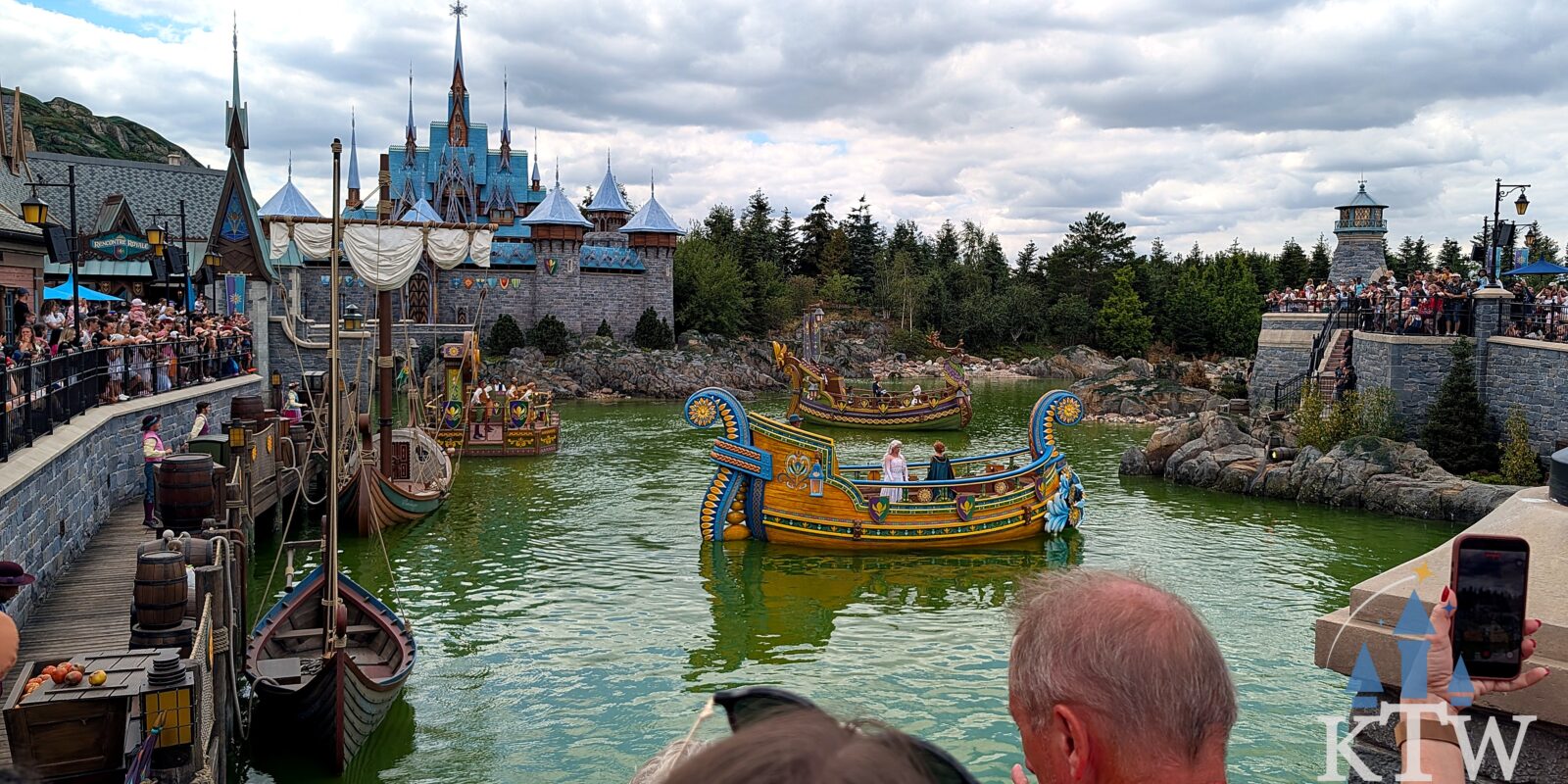 Zicht op het ijskasteel en de bootjes tijdens de vaart in World of Frozen, Disneyland Paris