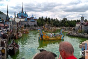 Zicht op het ijskasteel en de bootjes tijdens de vaart in World of Frozen, Disneyland Paris