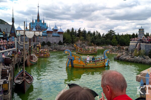 Zicht op het ijskasteel en de bootjes tijdens de vaart in World of Frozen, Disneyland Paris