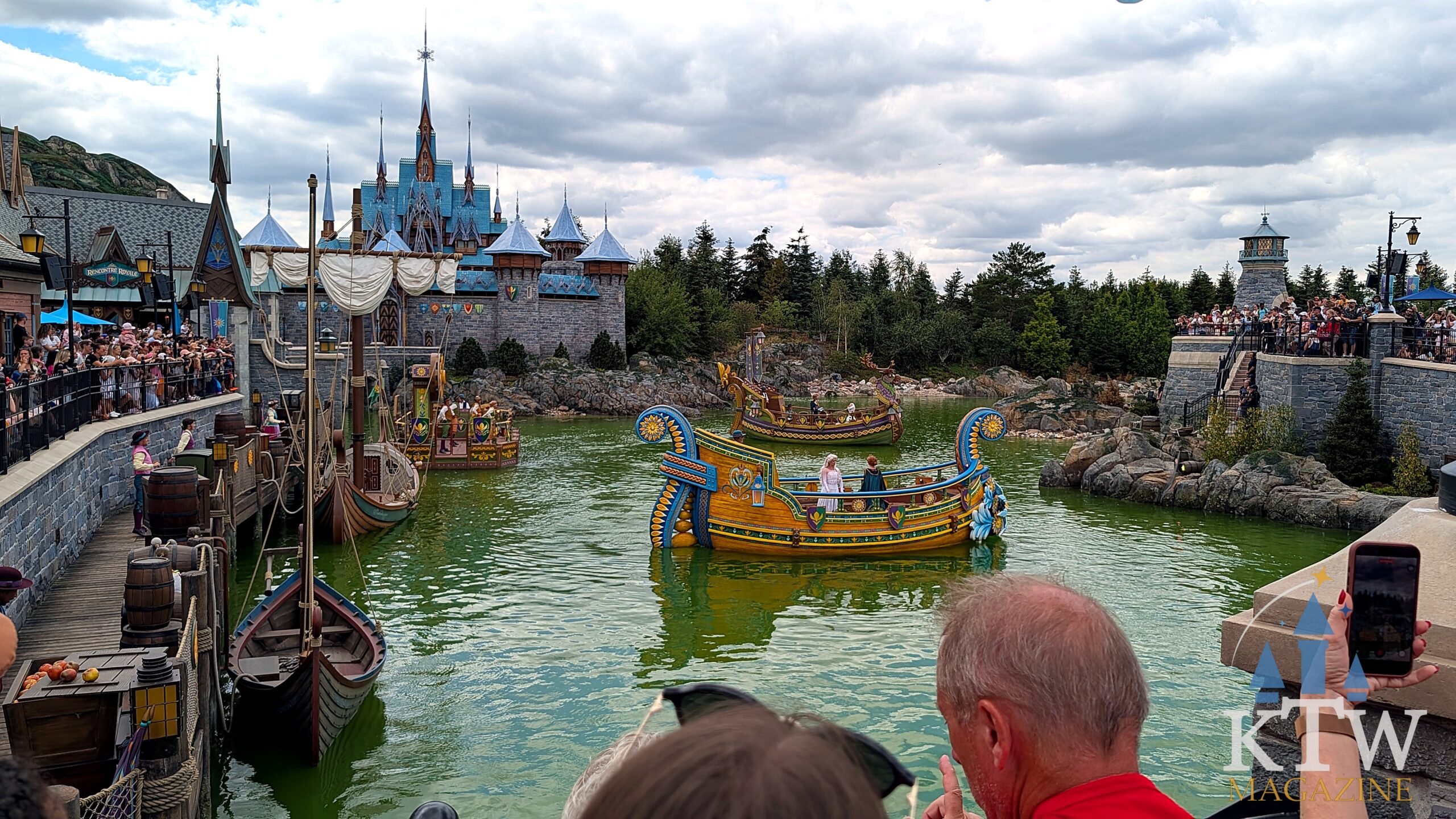 Zicht op het ijskasteel en de bootjes tijdens de vaart in World of Frozen, Disneyland Paris