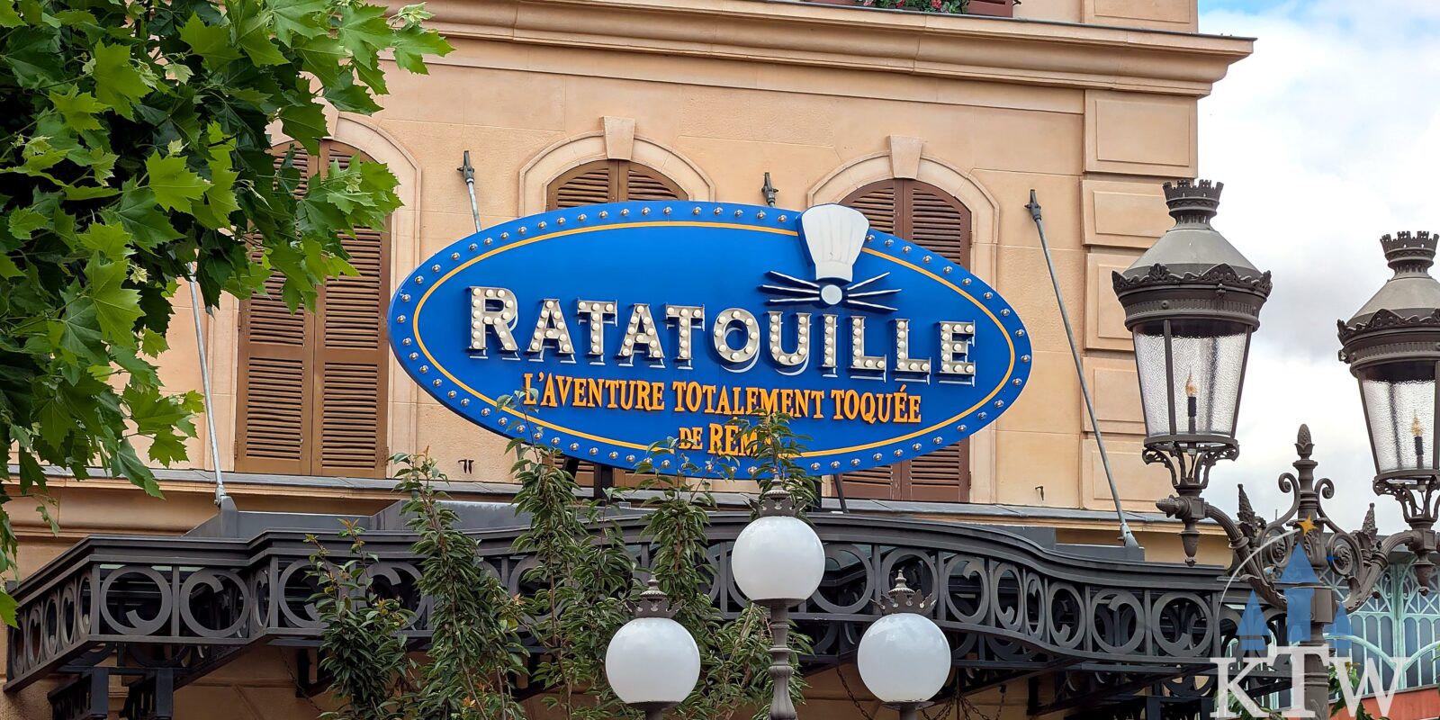 Gevel met het bord van Ratatouille: L'Aventure Totalement Toquée de Rémy, Disneyland Paris