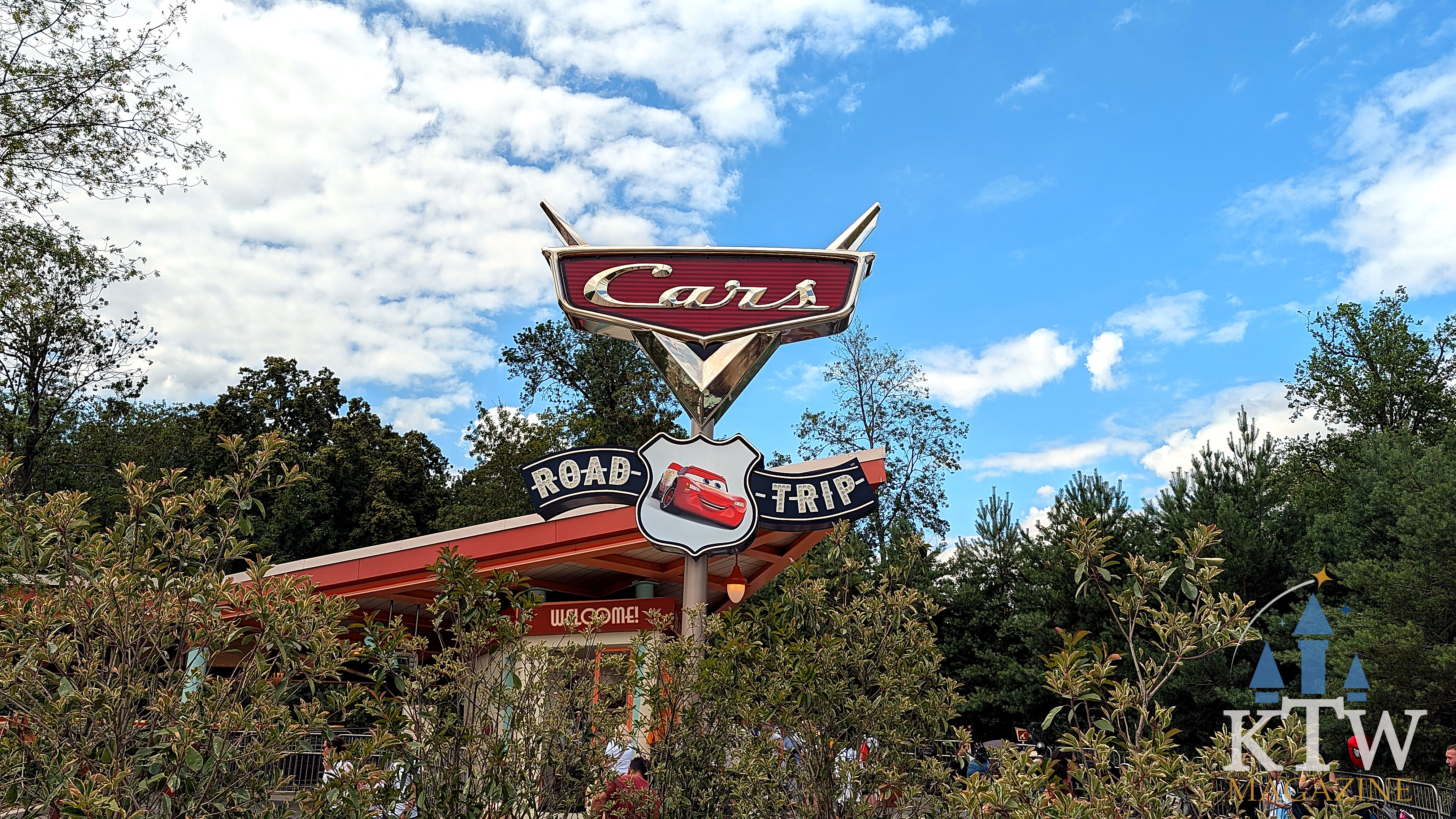 Cars Road Trip logo bij de ingang, Worlds of Pixar Disneyland Parijs