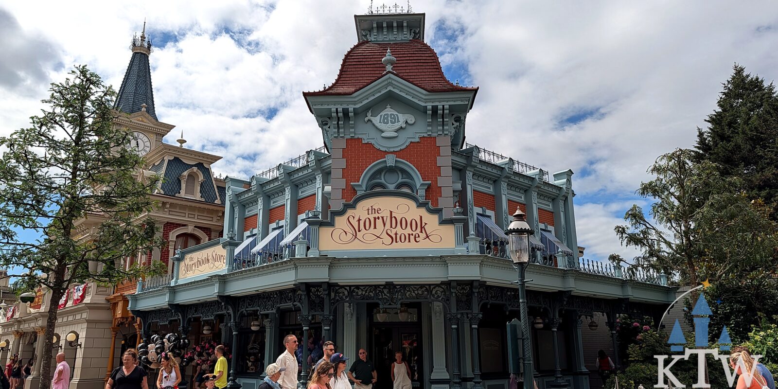 Gevel van The Storybook Store op Main Street, Disneyland Paris