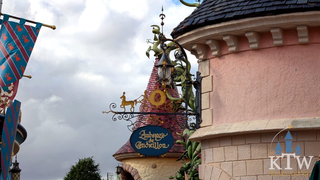 Rustig lunchen bij regen in Disneyland Parijs: tafelrestaurant Auberge de Cendrillon
