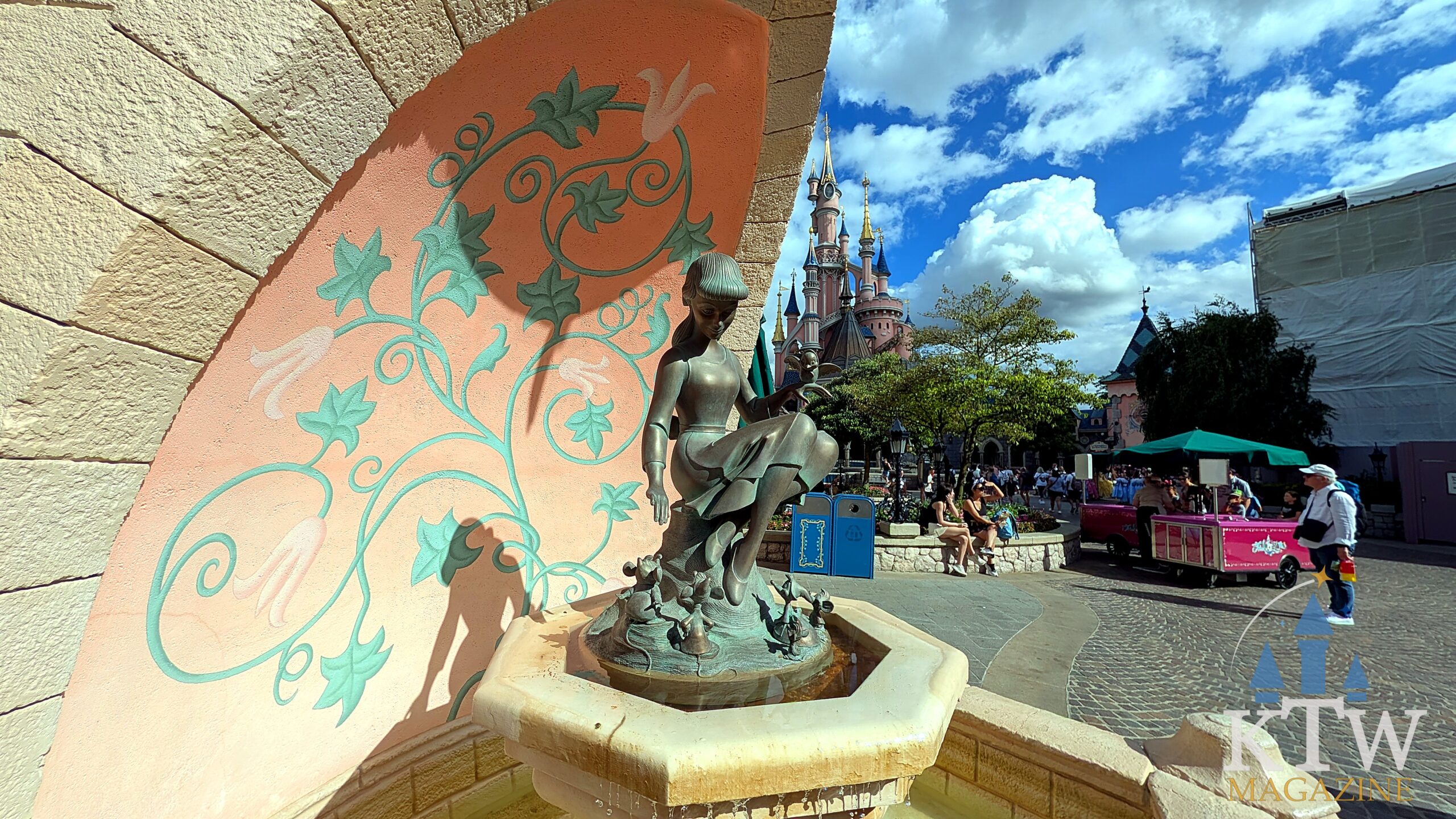 La fontaine de Cendrillon près du château, l'un des bons emplacements pour regarder le spectacle nocturne à Disneyland Paris