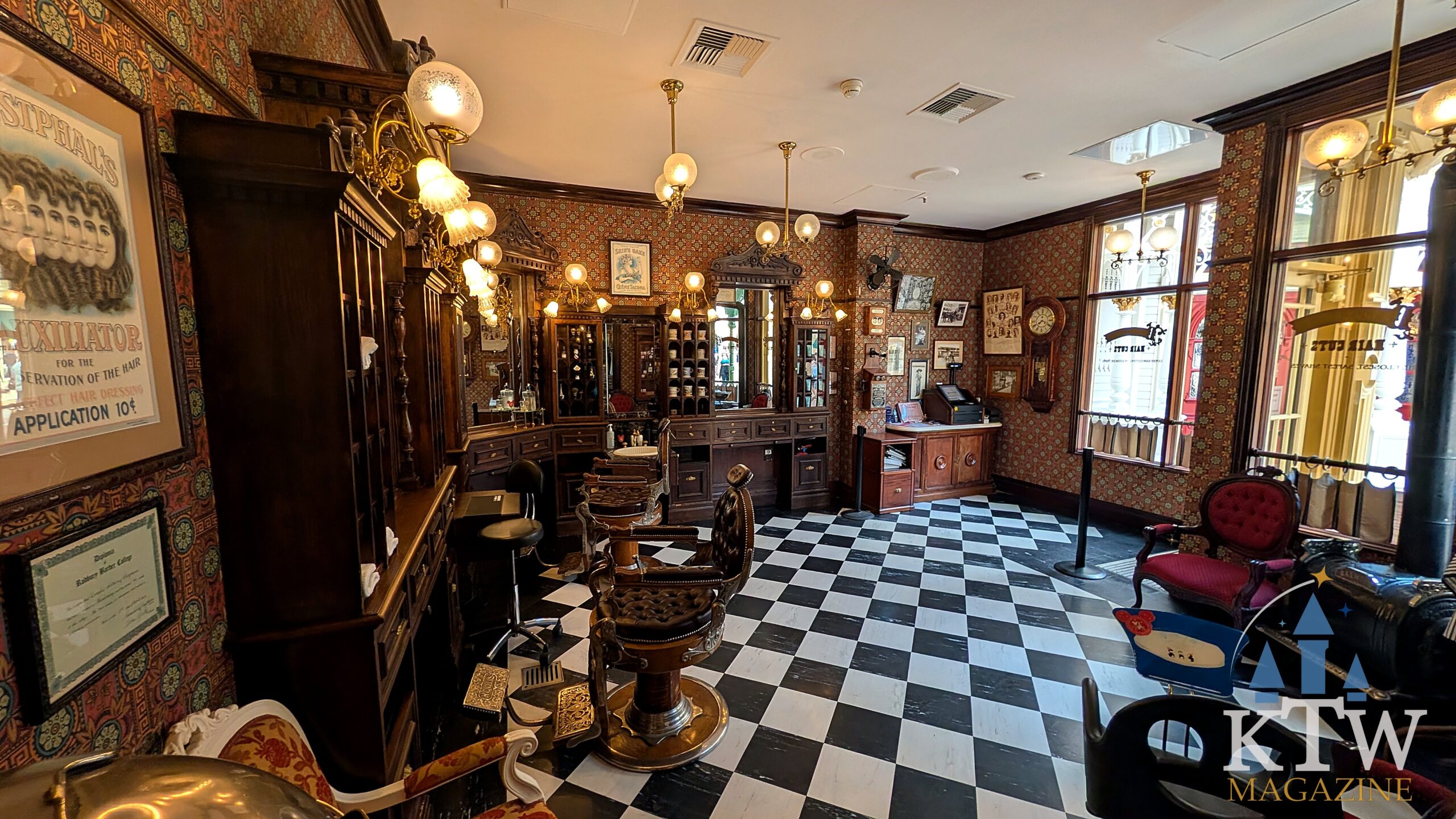 Victoriaans winkelinterieur met gaslampen en houten lambrisering op Main Street U.S.A., Disneyland Parijs
