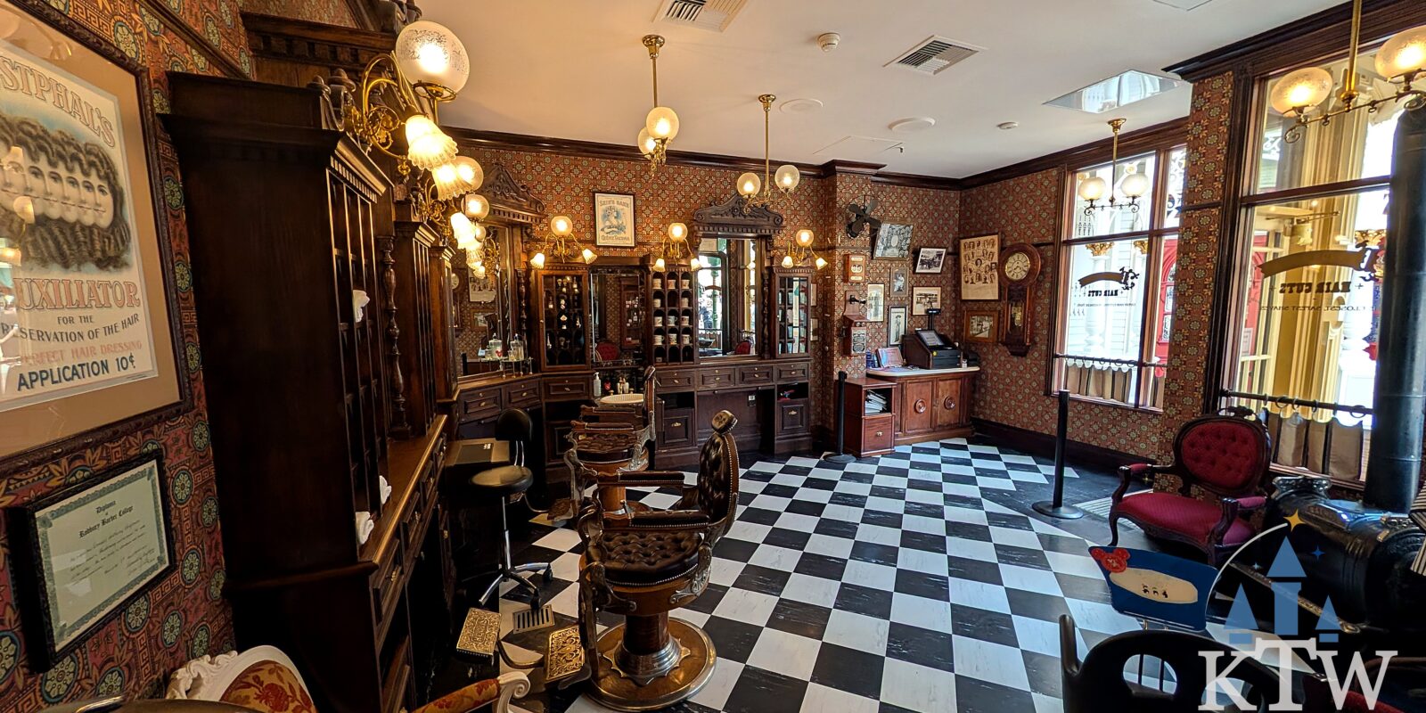 Ouderwetse herenkapper met vintage barberstoelen en zwart-witte vloer op Main Street U.S.A., Disneyland Parijs
