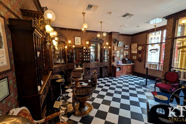 Ouderwetse herenkapper met vintage barberstoelen en zwart-witte vloer op Main Street U.S.A., Disneyland Parijs