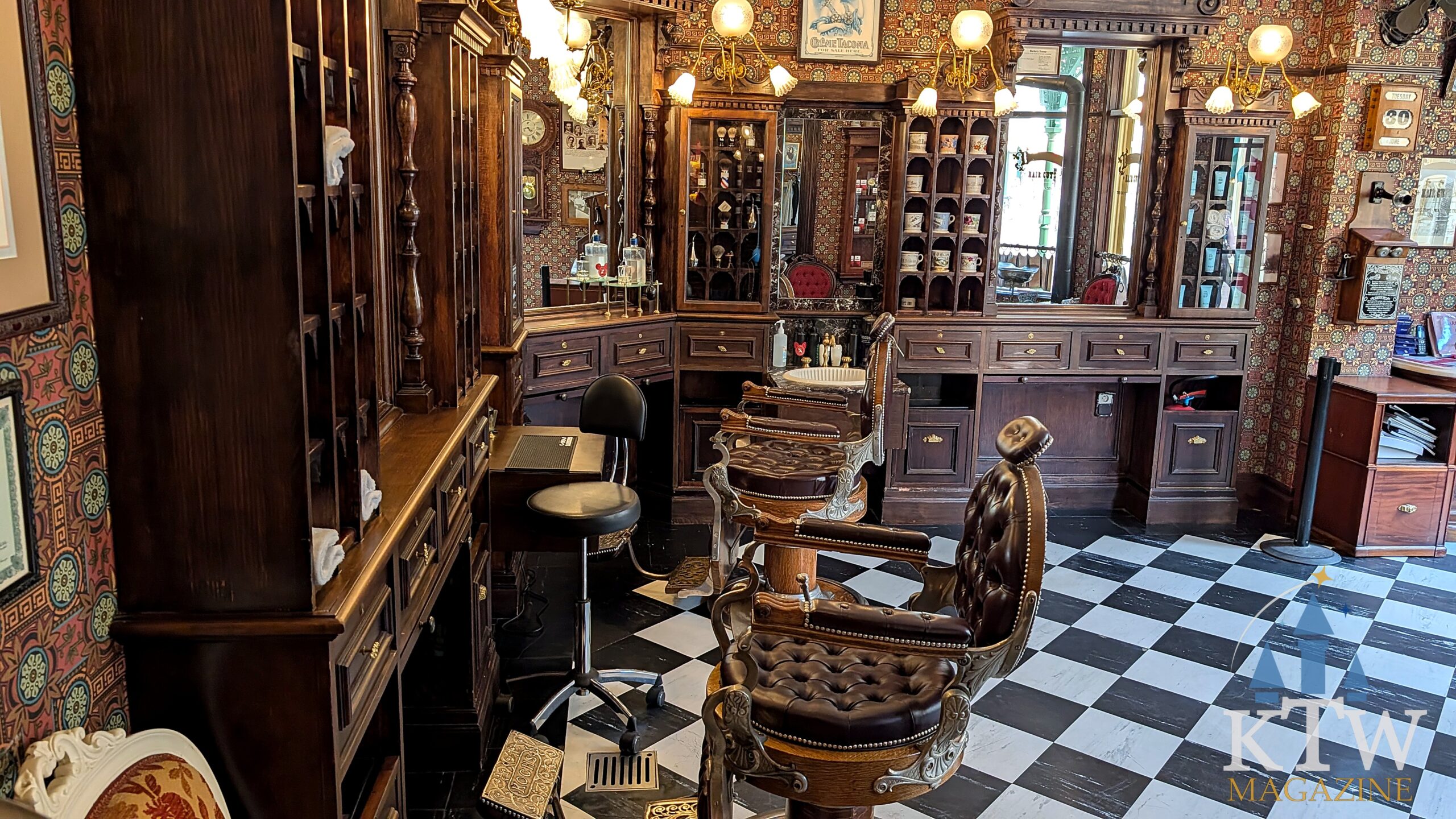 Klassieke leren barberstoelen in een nostalgische kapperszaak op Main Street U.S.A., Disneyland Parijs