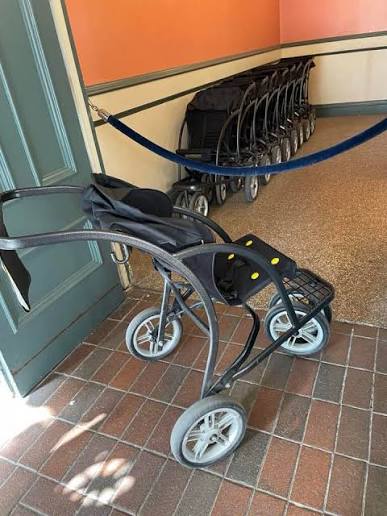 Rij verhuur-kinderwagens klaar voor gebruik bij Disneyland Paris