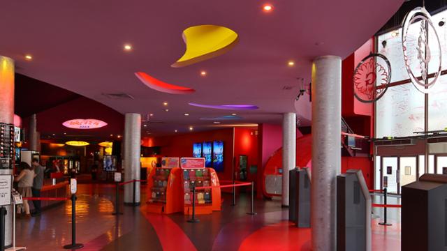 De foyer van de bioscoop in Disney Village, vóór de aangekondigde renovatie