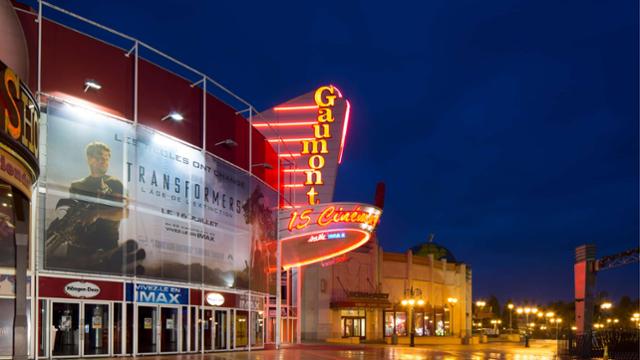 Buitenaanzicht van de huidige Gaumont-bioscoop in Disney Village, Disneyland Paris