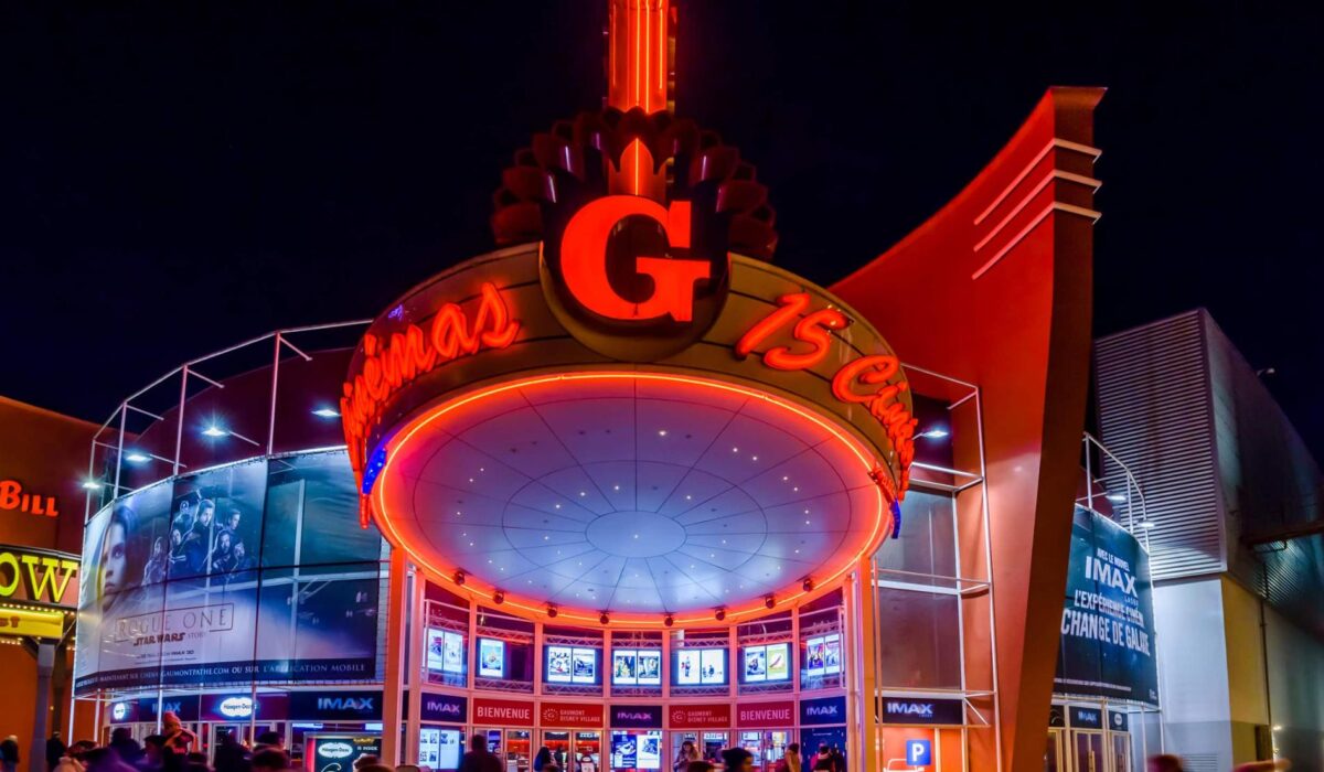 De bioscoop in Disney Village bij nacht, met het kenmerkende gevelontwerp vóór de renovatie